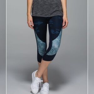 Lululemon Wunder Under Crop Full-On Luon Size 4 in Camo Blue